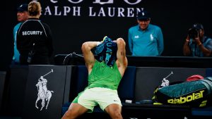 Andre Agassi appelle à la patience alors que Carlos Alcaraz doit prendre une décision cruciale concernant son poignet.