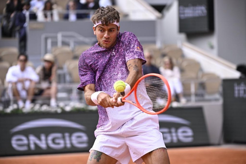 Après l’annulation de sa demi-finale, Flavio Cobolli a tapé la balle avec un fan sur le Central de Roland-Garros
