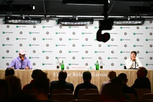 Arnaldi malade et forfait, Cobolli à ses côtés : une scène étonnante en conférence de presse à Roland-Garros