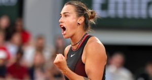 Aryna Sabalenka domine Naomi Osaka et file en quarts