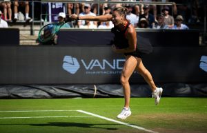 Aryna Sabalenka réalise un retour épique, s&rsquo;impose après avoir été menée d&rsquo;un set et de deux breaks