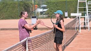 Canicule extrême dans le Gers : matchs décalés en nocturne, pause fraîcheur… Le circuit des Raquettes dans la fournaise au Tennis Club Auscitain