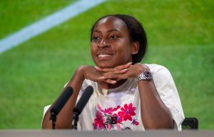 Coco Gauff vit un moment gênant avec Amanda Anisimova lors de la conférence de presse de Wimbledon, et s&rsquo;excuse.