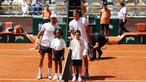Deux jeunes Haut-Garonnais avec le numéro 3 mondial de tennis Alexander Zverev au tournoi de Roland-Garros