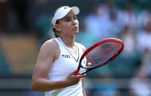 Elena Rybakina s&rsquo;en sort dans un match serré après la chute tardive de son adversaire