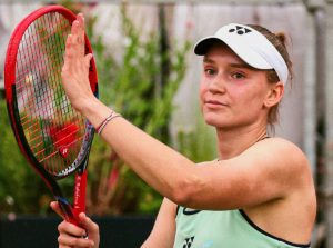 Elena Rybakina s&rsquo;impose lors de son match d&rsquo;ouverture grâce à une course miraculeuse, elle est prête