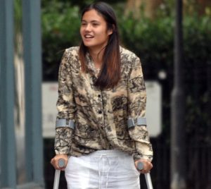 Emma Raducanu aperçue avec des béquilles après son retrait déchirant de Wimbledon