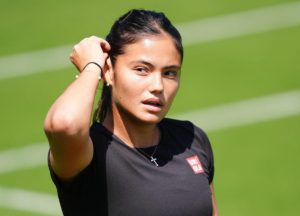 Emma Raducanu aperçue avec une botte orthopédique à Wimbledon