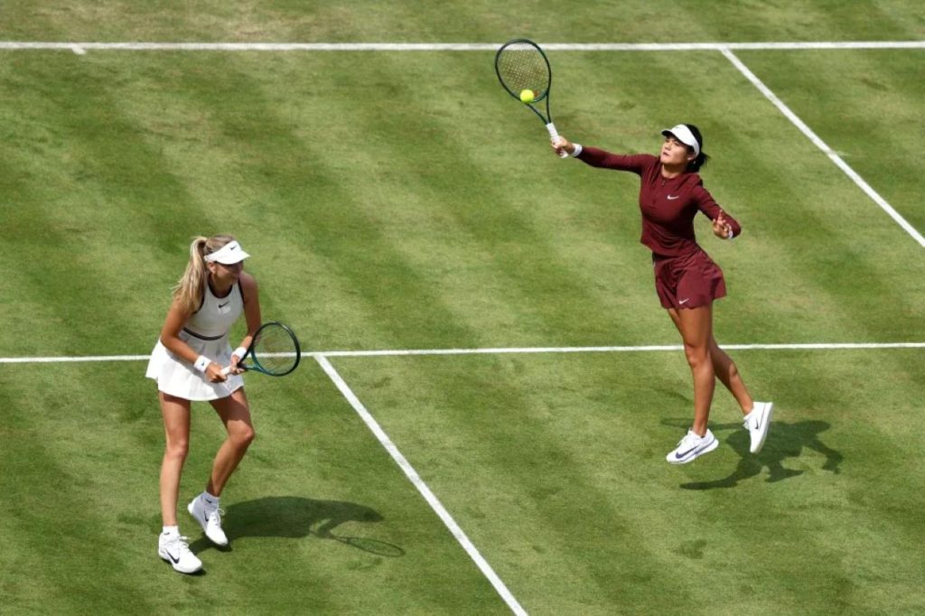Emma Raducanu et Katie Boulter font leur retour en tant que duo de doubles à Queen’s, prêtes à affronter les têtes de s