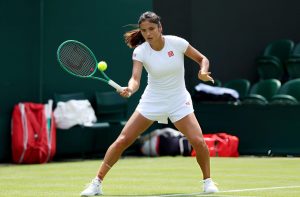 Emma Raducanu termine son entraînement plus tôt et reporte ses obligations médiatiques de Wimbledon à dimanche.
