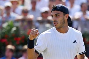 Francisco Cerundolo fête son plus beau titre au Queen&rsquo;s dans un match à rallonge face à Tommy Paul