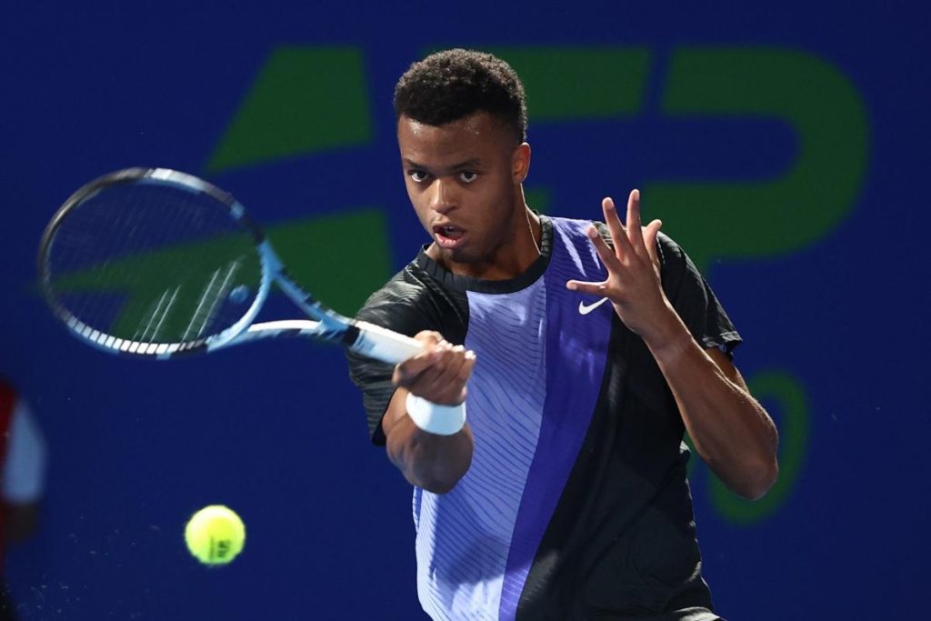 Giovanni Mpetshi Perricard dos au mur face au lucky loser Roman Safiullin au premier tour de l’ATP 250 de Stuttgart avant l’interruption du match