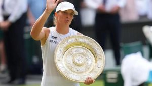 Iga Swiatek hérite d&rsquo;un tirage délicat à Wimbledon, elle pourrait affronter Serena Williams au troisième tour.
