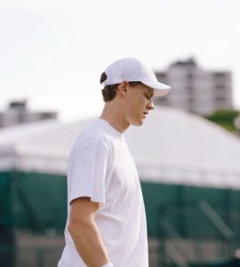 Jannik Sinner aperçu en train de s&rsquo;entraîner avec un joueur du top 30 ATP au All England Club