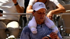 Jannik Sinner passe des examens médicaux après son effondrement surprise à Roland-Garros