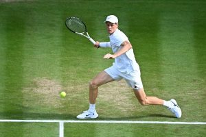Jannik Sinner remporte un match d&rsquo;exhibition face à Cameron Norrie, son seul test sur gazon avant Wimbledon