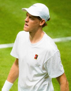 Jannik Sinner se confie sur les ajustements essentiels après sa défaite surprise à Roland-Garros.