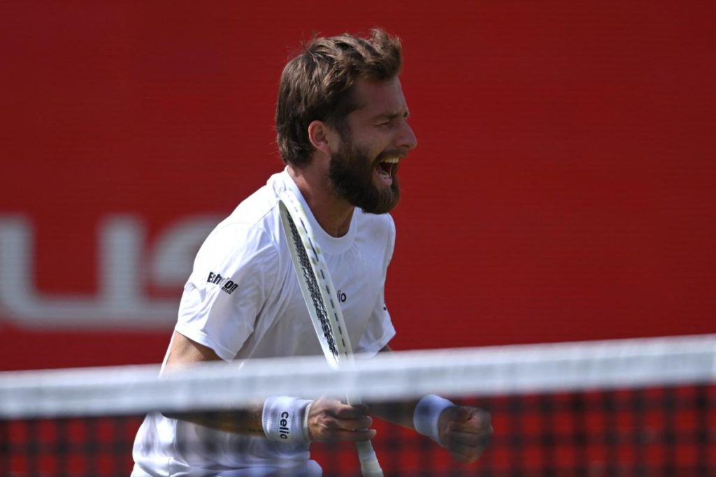 « Je plaisantais, j’espère que vous ne l’avez pas mal pris » : Moutet enchaine les « fuck » puis s’excuse après sa victoire au 1er tour au Queen’s