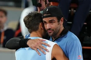 « Je récupère en vue de Wimbledon » : Berrettini donne de ses nouvelles après son abandon cruel à Roland-Garros