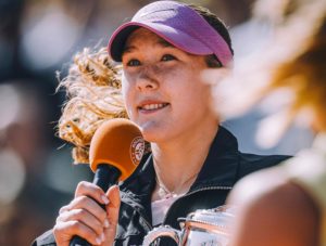 La championne de Roland-Garros, Mirra Andreeva, se confie sur sa force de caractère.