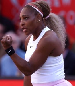 La drôle de mésaventure de Serena Williams avec son pantalon lors de l&rsquo;entraînement au Queen&rsquo;s