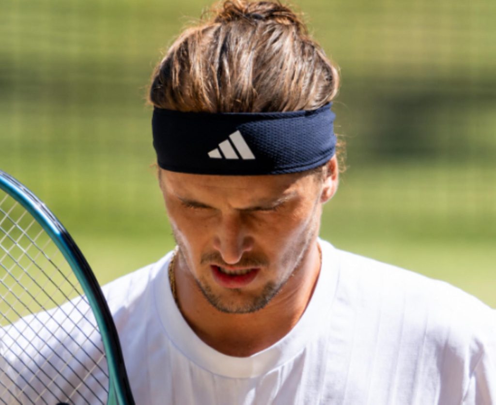 La série de victoires d’Alexander Zverev s’arrête à 10 après un temps mort médical en dehors du court.