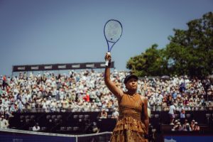 La tentative de Naomi Osaka pour son premier titre sur gazon se termine par un retrait malheureux.