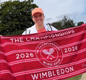 La « voleuse de serviettes » Iga Swiatek prévoit de « voler encore plus » lors de Wimbledon cette année.