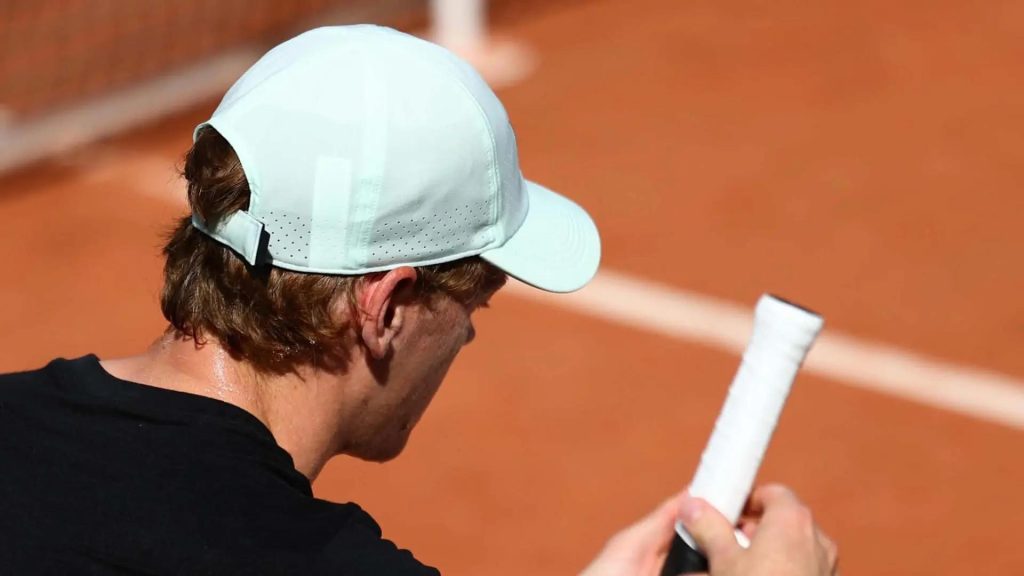 L’attitude de Jannik Sinner se révèle à travers un détail précis.