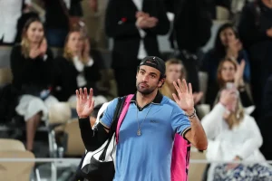Le cauchemar de Berrettini à Roland-Garros : blessé, l&rsquo;Italien abandonne en quarts face à son compatriote Arnaldi