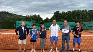 « Le fait de regarder le tournoi et de voir des matchs, ça m’a un peu titillé » : comme leurs idoles de Roland-Garros, les joueurs du Tennis-Club de cette ville du Lot ont saisi leurs raquettes pour jouer sur terre battue
