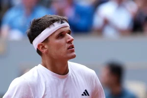 « Le gazon rend le tennis complètement différent » : Mensik se confie avant le Queen’s
