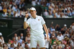 Le numéro 1 mondial Jannik Sinner s&rsquo;en sort en cinq sets face à Kecmanovic au premier tour de Wimbeldon