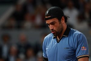 Matteo Berrettini abandonne les larmes aux yeux, Matteo Arnaldi rejoint Flavio Cobolli pour une demi-finale 100 % italienne à Roland-Garros