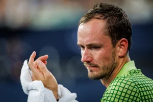 Medvedev brise le silence sur Vondrousova : « La plupart sont innocents »