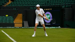 Miomir Kecmanovic se penche sur l&rsquo;ascension de Jannik Sinner avant leur affrontement à Wimbledon.