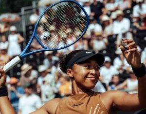 Naomi Osaka domine et atteint sa première demi-finale sur gazon depuis 2018