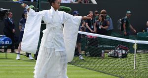 Naomi Osaka remet le couvert et arrive à Wimbledon dans une tenue blanche inspirée d&rsquo;un kimono: « Mes origines japonaises sont très importantes »
