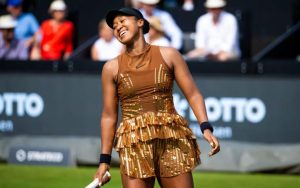 Naomi Osaka se dit « à l&rsquo;aise » après sa première victoire sur gazon contre une joueuse du top 20 et sa premièr