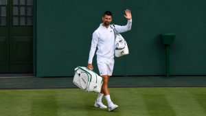 Novak Djokovic arrive à Wimbledon, à la recherche du record de Roger Federer