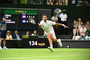 Novak Djokovic s&rsquo;en sort en quatre sets face au Chinois Wu au premier tour de Wimbledon