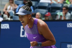 Osaka fait le show à Wimbledon : victoire maîtrisée au premier tour et tenue qui fait parler