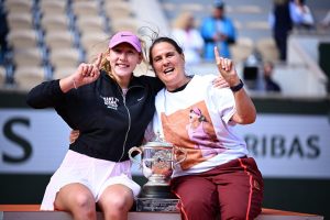 Radieuse après la victoire de sa joueuse Mirra Andreeva à Roland-Garros, Conchita Martinez la félicite d&rsquo;avoir « accepté de changer certaines choses » pour y arriver