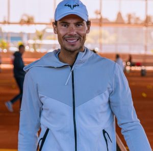 Rafael Nadal inspire les diplômés avec un message émouvant lors d&rsquo;un événement à l&rsquo;académie