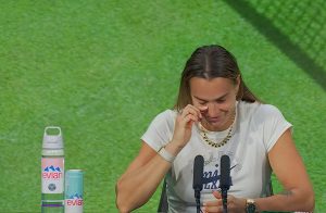 Regardez : Aryna Sabalenka rit et se moque de Teodora Kostovic : Quelle peur !