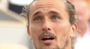 Roland Garros > Alexander Zverev à son kiné après sa victoire en finale : « Ne me demande pas de prime ou de bonus, cette victoire n&rsquo;a rien à avoir avec toi »