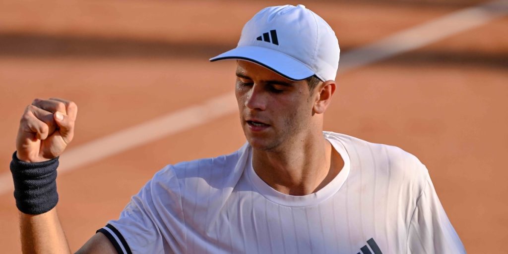 Roland Garros > Alizé Cornet sur le phénomène Rafael Jodar, qualifié pour les quarts de finale : « C’est le seul joueur du tableau final à avoir une seule personne dans son staff. Pas de préparateur physique, pas de kiné, pas d’entraîneur attitré. C’est incroyable »