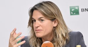 Roland Garros > Amélie Mauresmo, directrice du tournoi, sur la polémique de la semaine : « Il y a un seul match où on a fermé et où, effectivement, il n&rsquo;a pas plu »