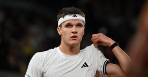 Roland Garros > Jakub Mensik, presque présomptueux : « Peut-être que si nous rejouions demain ou après-demain le même match, mais avec de meilleures choix tactiques, ce serait moi qui gagnerait »