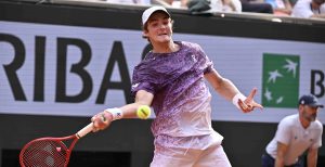 Roland Garros > Joao Fonseca, sur les secrets de son arme fatale : « Depuis que je suis jeune, je joue comme ça. J&rsquo;ai toujours cherché à frapper. J&rsquo;adore faire des coups gagnants »